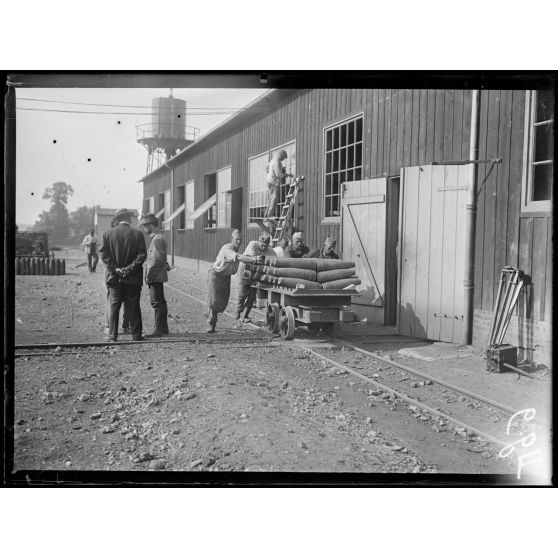 Saint-Etienne-du-Rouvray. Les Tchèques transportent les obus. [légende d'origine]