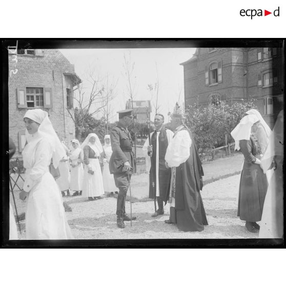 La Panne, Belgique, inauguration d'un temple protestant par le Prince de Teck. Le Prince et les pasteurs. [légende d'origine]
