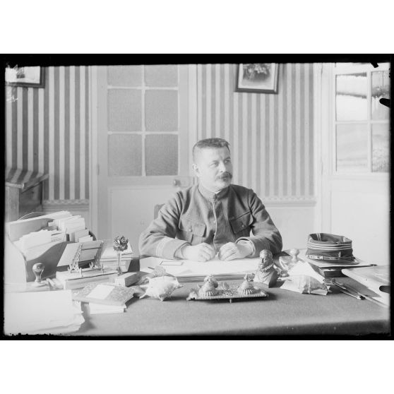 Le capitaine Lamblot, commandant la 20e section (1ère pose). [légende d'origine]