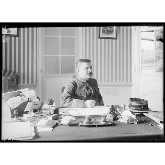 Le capitaine Lamblot, commandant la 20e section (2e pose). [légende d'origine]