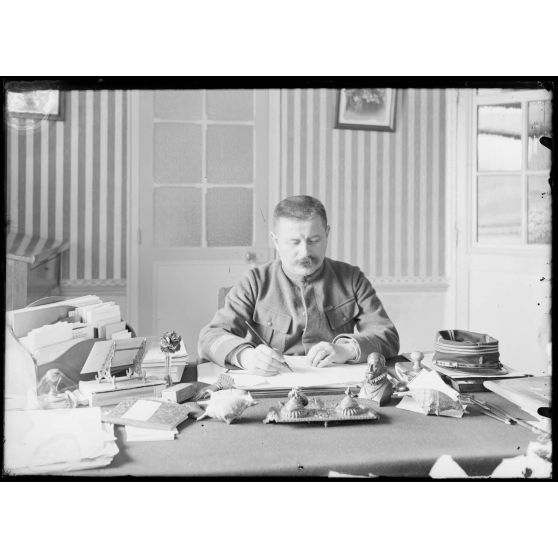 Le capitaine Lamblot, commandant la 20e section (3e pose). [légende d'origine]