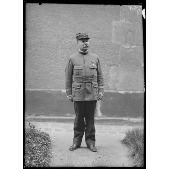 Le capitaine Anceaux, commandant la 22e section (1ère pose). [légende d'origine]