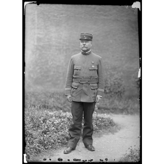 Le capitaine Anceaux, commandant la 22e section (2e pose). [légende d'origine]
