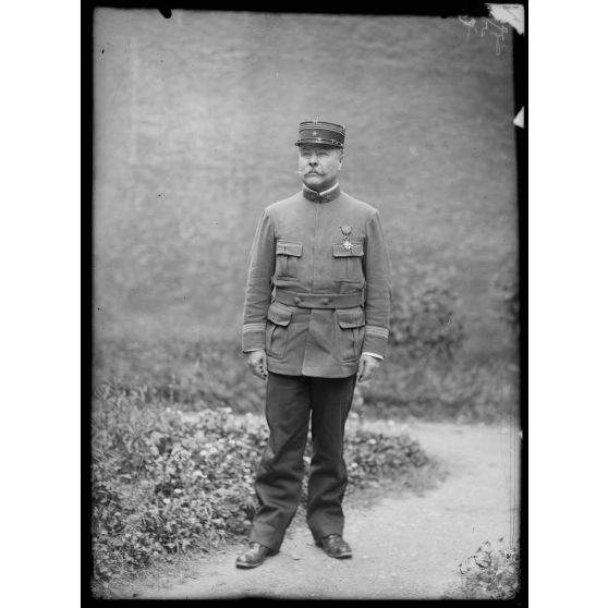 Le capitaine Anceaux, commandant la 22e section (3e pose). [légende d'origine]