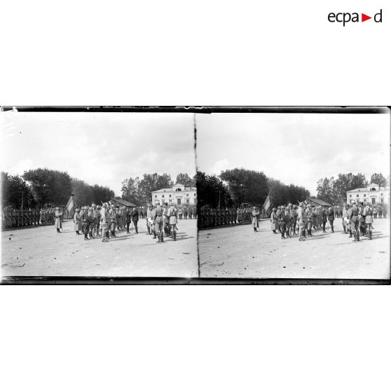 La remise de décorations à Chateau-Thierry. [légende d'origine]