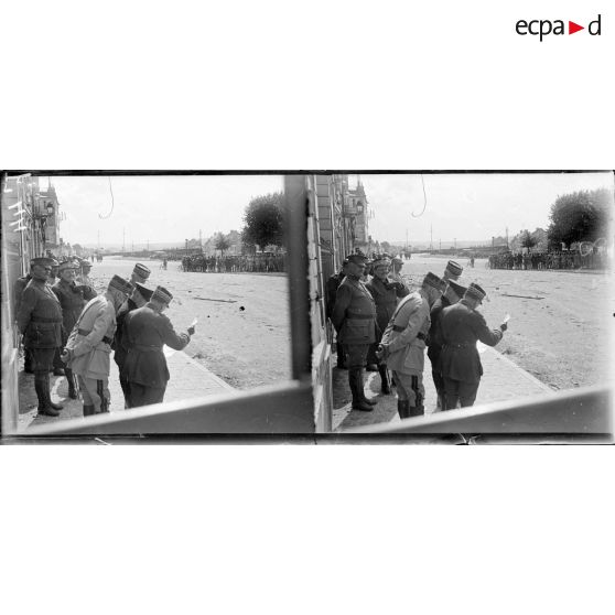 Le général Degoutte et Raymond Poincaré lors du défilé. [légende d'origine]