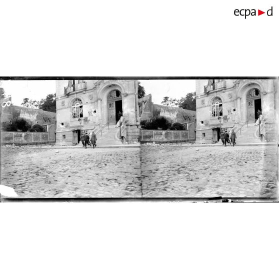 Raymond Poincaré, ele général Degoutte et le sous-préfet sortent de l'Hôtel de Ville. [légende d'origine]