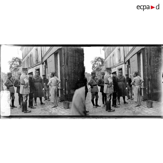 Château-Thierry, le président félicite les boulangers qui ont assuré le ravitaillement de la population civile pendant l'occupation allemande. [légende d'origine]