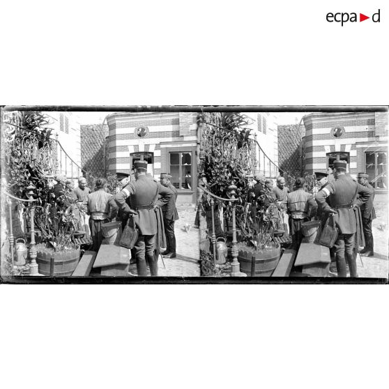 Raymond Poincaré rend visite aux personnes âgées restées à Château-Thierry pendant l'occupation allemande. [légende d'origine]