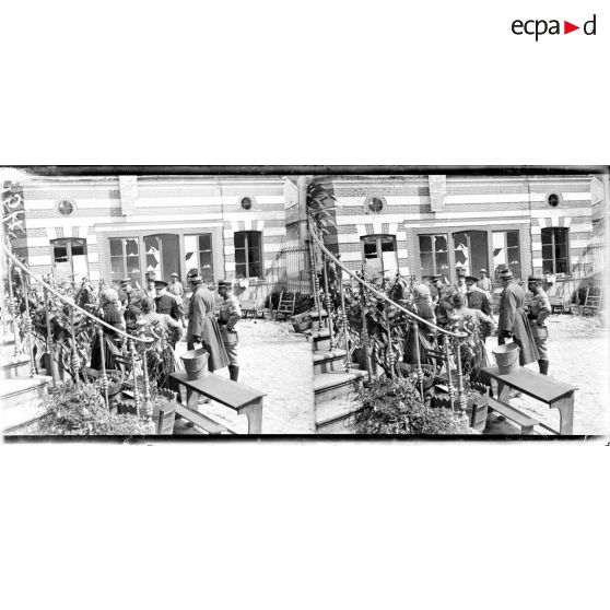 Raymond Poincaré rend visite aux personnes âgées restées à Château-Thierry pendant l'occupation allemande. [légende d'origine]