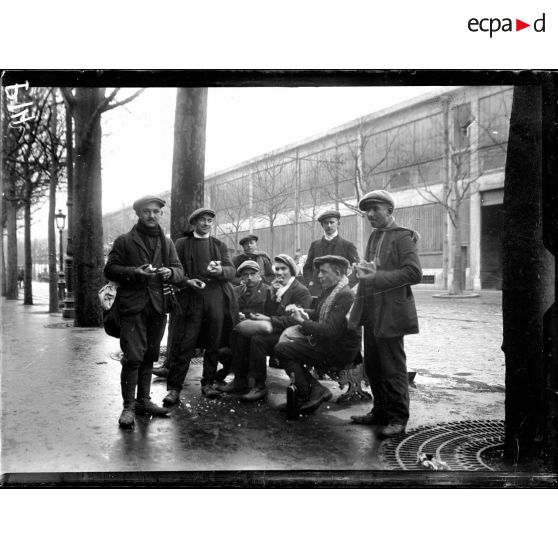 Le départ de la classe 17 à la gare d'Ivry-sur-Seine. [légende d'origine]
