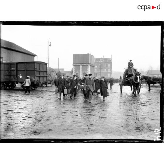 Le départ de la classe 17 à la gare d'Ivry-sur-Seine. [légende d'origine]