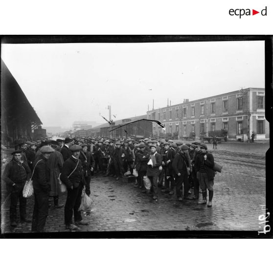 Le départ de la classe 17 à la gare d'Ivry-sur-Seine. [légende d'origine]