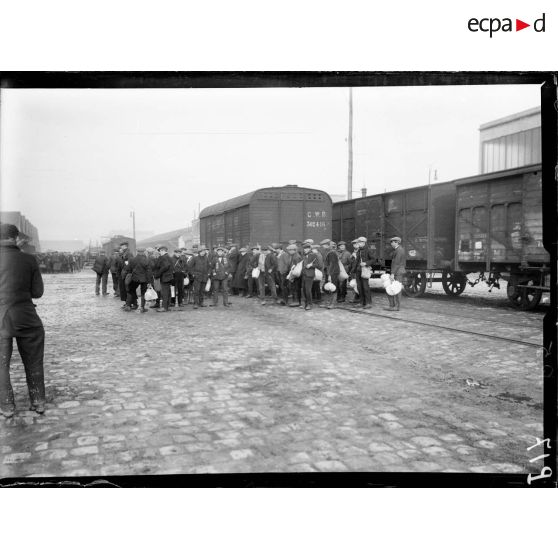 Le départ de la classe 17 à la gare d'Ivry-sur-Seine [légende d'origine]