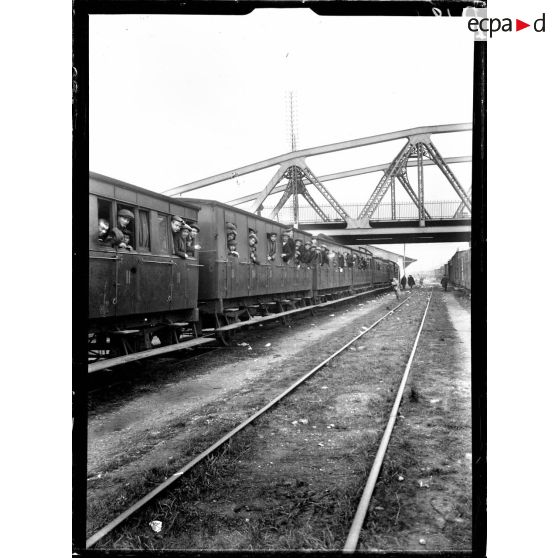 Le départ de la classe 17 à la gare d'Ivry-sur-Seine. [légende d'origine]