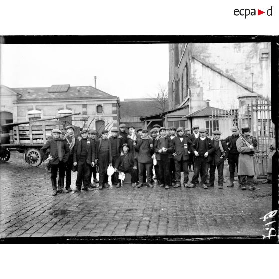 Le départ de la classe 17 à la gare d'Ivry-sur-Seine. [légende d'origine]