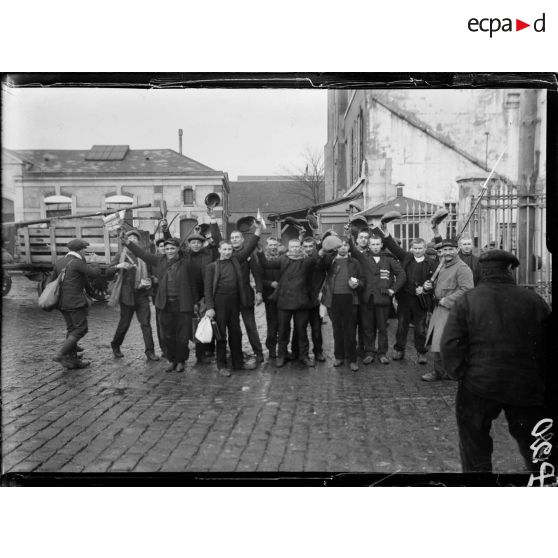 Le départ de la classe 17 à la gare d'Ivry-sur-Seine. [légende d'origine]