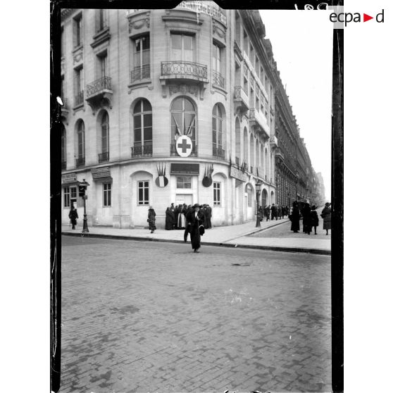 La Croix-Rouge française. [légende d'origine]