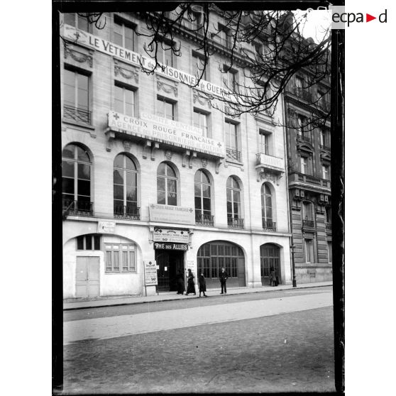 La Croix-Rouge française. [légende d'origine]
