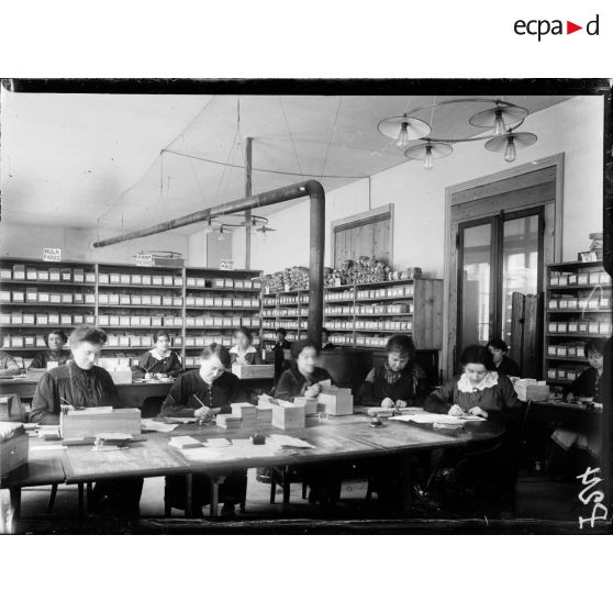 La Croix-Rouge française. [légende d'origine]