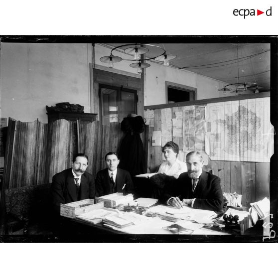 La Croix-Rouge française. [légende d'origine]