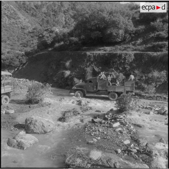 Secteur d'Agmoune. 5e compagnie du 57e régiment d'infanterie (RI). Le convoi passant un gué.