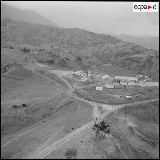 Secteur d'Agmoune. 5e compagnie du 57e régiment d'infanterie (RI). Vue aérienne d'un village.