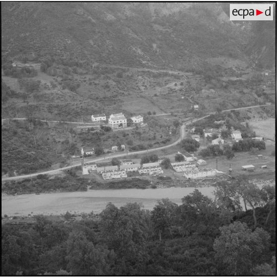 Secteur d'Agmoune. 5e compagnie du 57e régiment d'infanterie (RI). Vue aérienne d'un village.