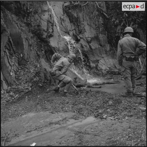 Secteur d'Agmoune. 5e compagnie du 57e régiment d'infanterie (RI). Déblaiement de la piste.