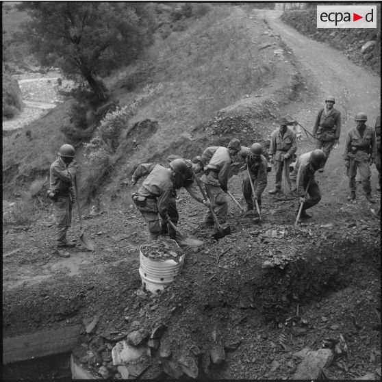 Secteur d'Agmoune. 5e compagnie du 57e régiment d'infanterie (RI). Déblaiement de la piste.