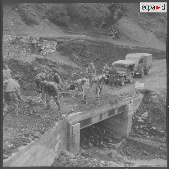 Secteur d'Agmoune. 5e compagnie du 57e régiment d'infanterie (RI). Déblaiement de la piste.