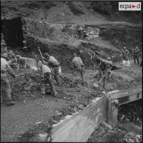 Secteur d'Agmoune. 5e compagnie du 57e régiment d'infanterie (RI). Déblaiement de la piste.