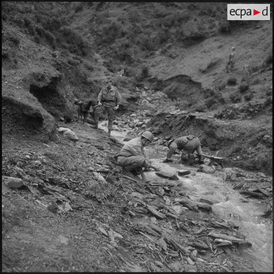 Gorges de Kerrata. Harka 318. Une brève halte près d'un torrent.