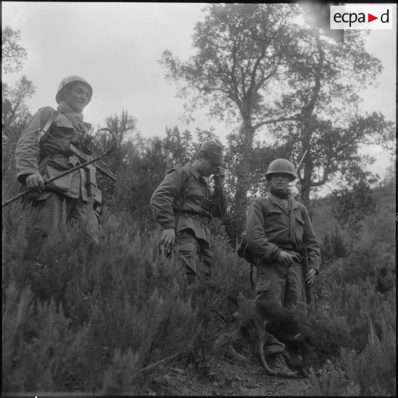 Gorges de Kerrata. Harka 318. Transmission avec le poste de commandement.