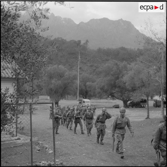 Gorges de Kerrata. Harka 318. Le départ du poste de commandement.