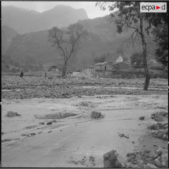 Gorges de Kerrata. Harka 318. La nationale n°9 pendant la crue de l'oued Agrioun.