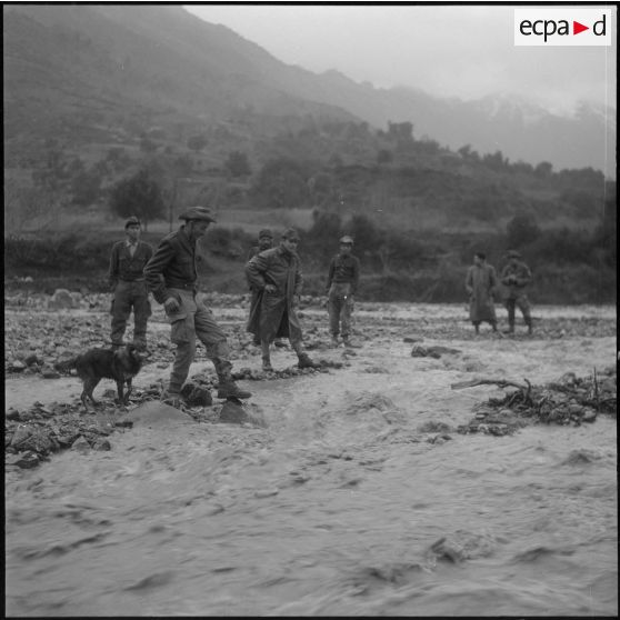 Gorges de Kerrata. Harka 318. La nationale n°9 pendant la crue de l'oued Agrioun.