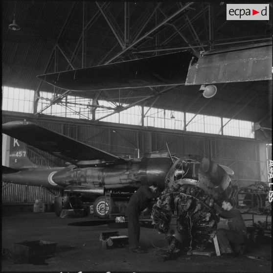 Le groupe Guyenne. Vérification d'un moteur de Douglas B 26 Invader.