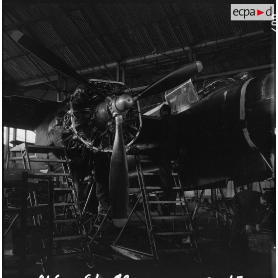 Le groupe Guyenne. Vérification, au bout de 100 heures de vol, d'un moteur de Douglas B 26 Invader.