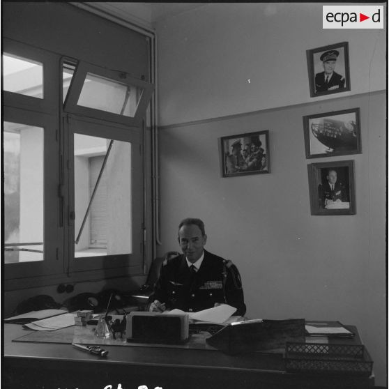 Portrait du général de brigade aérienne Calmel dans son bureau, commandant le groupe aérien tactique (Gatac) n°2.