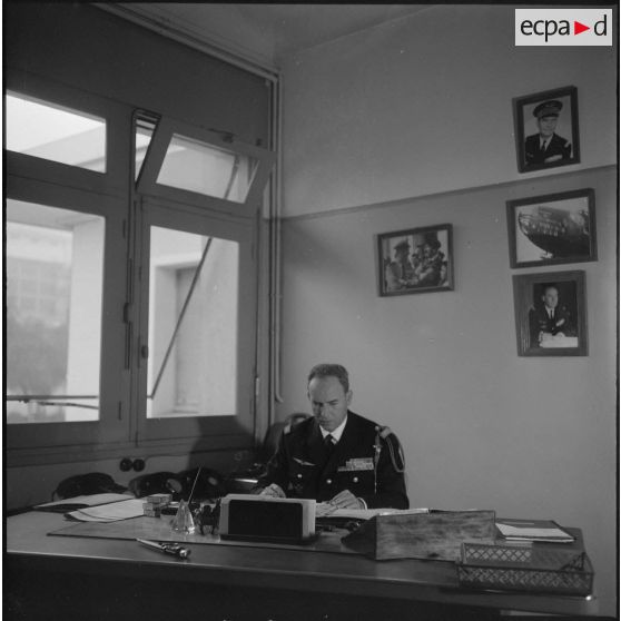 Portrait du général de brigade aérienne Calmel dans son bureau, commandant le groupe aérien tactique (Gatac) n°2.