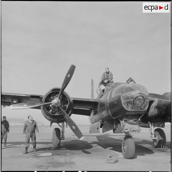 Le groupe Guyenne. Un personnel spécialisé vérifie avant le décollage le bon fonctionnement des moteurs du Douglas B 26 Invader.