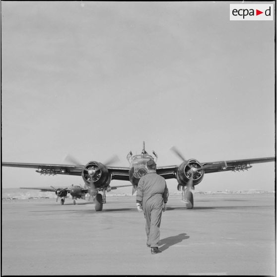 Le groupe Guyenne. Une fois atteri, le Douglas B 26 Invader se dirige sur le parking sous la direction d'un mécanicien de base.
