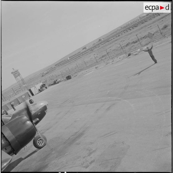 Le groupe Guyenne. Un mécanicien donne les instructions par geste au pilote pour le parcage du Douglas B 26 Invader.