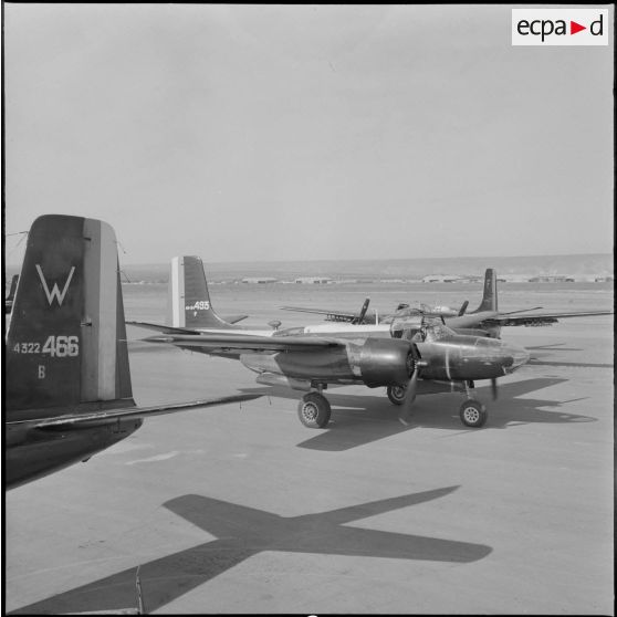 Le groupe Guyenne. Le Douglas B 26 Invader se dirige vers la piste d'envol.