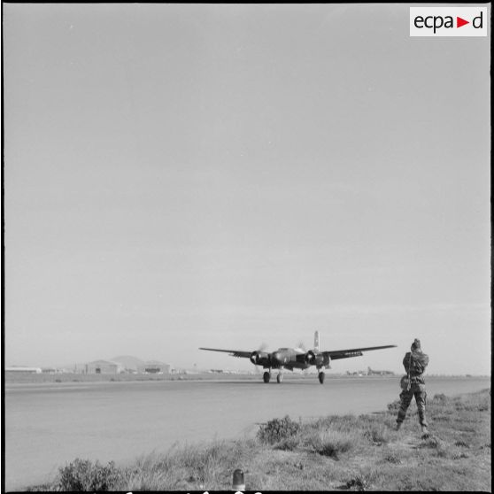 Le groupe Guyenne. Un atterrissage du Douglas B 26 Invader.