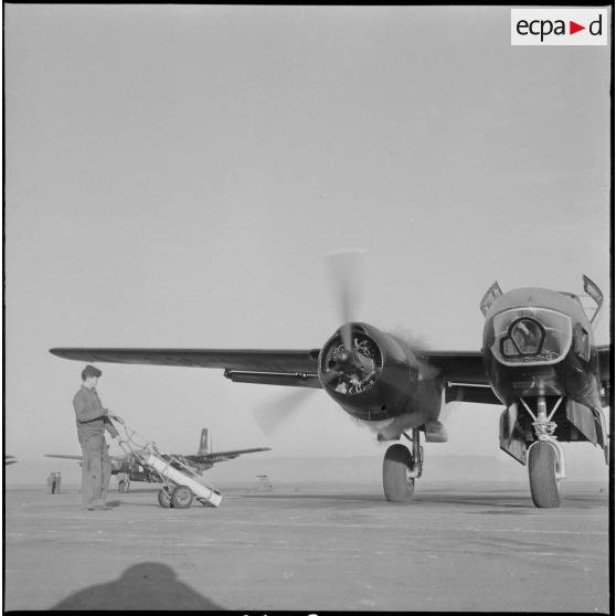 Le groupe Guyenne. Les moteurs du Douglas B 26 Invader, avant le décollage, sont vérifier sous la surveillance d'un extincteur.