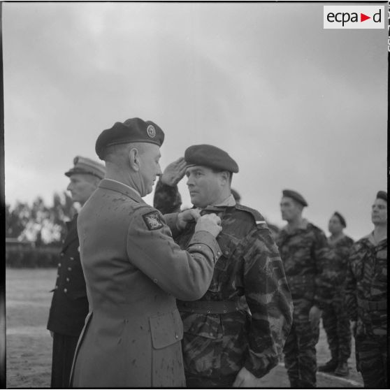 Beni-Messous. Camp Basset. Le général Gracieux remet la légion d'honneur à l'adjudant Valle.