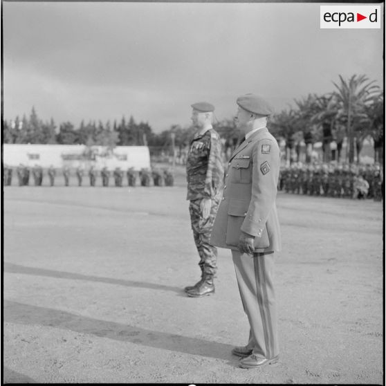 Beni-Messous. Camp Basset. Le général Gracieux et le commandant Robin pendant la cérémonie de passation de commandement.