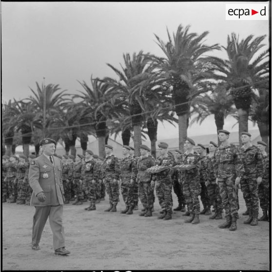 Beni-Messous. Camp Basset. Revue des troupes par le général Gracieux.